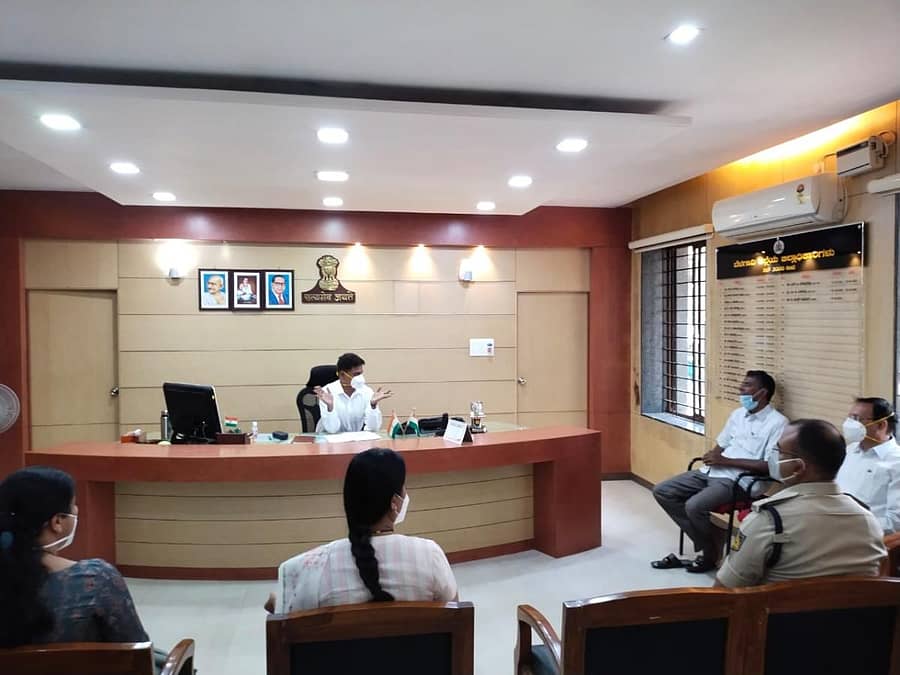 ಶಾಸಕರಾದ ಡಾ.ಅಂಜಲಿ ನಿಂಬಾಳ್ಕರ್, ಲಕ್ಷ್ಮಿ ಹೆಬ್ಬಾಳಕರ, ಮಹಾಂತೇಶ ಕೌಜಲಗಿ ಮತ್ತು ಸತೀಶ ಜಾರಹೊಳಿ ಜಿಲ್ಲಾಧಿಕಾರಿ ಎಂ.ಜಿ. ಹಿರೇಮಠ ಅವರೊಂದಿಗೆ ಸೋಮವಾರ ಚರ್ಚಿಸಿದರು. ಎಸ್ಪಿ ಲಕ್ಷ್ಮಣ ನಿಂಬರಗಿ ಇದ್ದಾರೆ