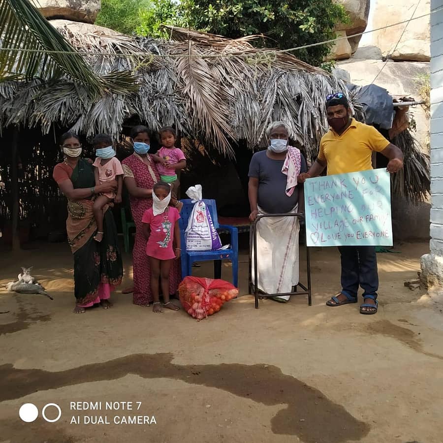 ಗಂಗಾವತಿ ತಾಲ್ಲೂಕಿನ ಹನುಮನಹಳ್ಳಿಯ ಬಡ ಕುಟುಂಬಗಳಿಗೆ ಸೋಮವಾರ ಆಹಾರ ಧಾನ್ಯದ ಕಿಟ್ ವಿತರಣೆ ಮಾಡಲಾಯಿತು