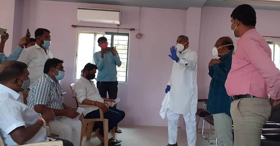 ಕುಷ್ಟಗಿ ಪುರಸಭೆಯಲ್ಲಿ ನಡೆದ ಕೋವಿಡ್‌ ಸಂಬಂಧದ ಸಭೆಯಲ್ಲಿ ಶಾಸಕ ಬಯ್ಯಾಪುರ ಹಾಗೂ ಅಧ್ಯಕ್ಷ, ಸದಸ್ಯರ ಮಧ್ಯೆ ವಾಗ್ವಾದ ನಡೆಯಿತು