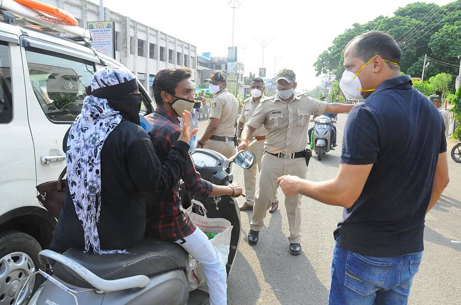 ವಿಜಯಪುರ ಜಿಲ್ಲಾ ಪೊಲೀಸ್‌ ವರಿಷ್ಠಾಧಿಕಾರಿ ಅನುಪಮ್‌ ಅಗರವಾಲ್‌ ಸೋಮವಾರ ನಗರದ ಗಾಂಧಿಚೌಕ್‌ನಲ್ಲಿ ಸ್ಕೂಟಿಯಲ್ಲಿ ತೆರಳುತ್ತಿರುವವರನ್ನು ಅಡ್ಡಗಟ್ಟಿ ವಿಚಾರಣೆ ನಡೆಸಿದರು–ಪ್ರಜಾವಾಣಿ ಚಿತ್ರ