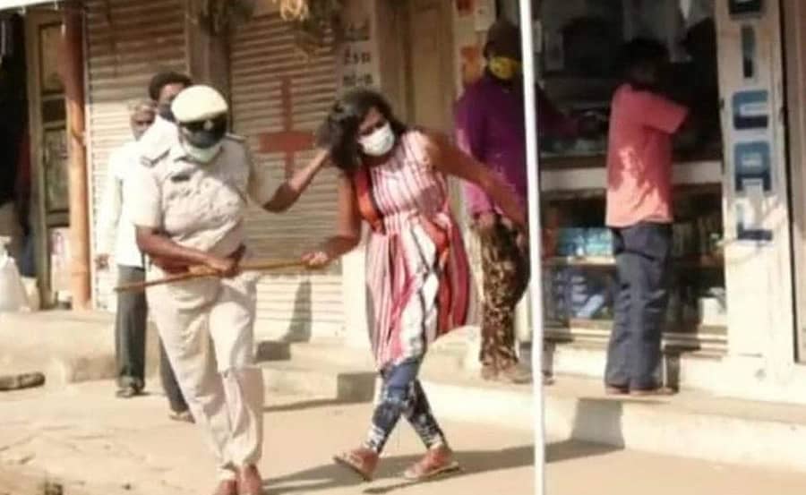 ಕೋಲಾರದಲ್ಲಿ ಸೋಮವಾರ ಲಾಕ್ಡೌನ್ ಮಾರ್ಗಸೂಚಿ ಉಲ್ಲಂಘಿಸಿ ಬೈಕ್ನಲ್ಲಿ ಹೋಗುತ್ತಿದ್ದ ಸ್ಮಿತಾ ಎಂಬ ಮುಂಗಳಮುಖಿಯನ್ನು ಎಸ್ಐ ವೇದಾವತಿ ತಲೆಗೂದಲು ಹಿಡಿದು ಎಳೆದೊಯ್ದರು.