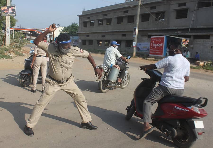 ಕೋಲಾರದಲ್ಲಿ ಸೋಮವಾರ ಲಾಕ್ಡೌನ್ ಆದೇಶ ಲೆಕ್ಕಿಸದೆ ರಸ್ತೆಗಿಳಿದ ಬೈಕ್ ಸವಾರರಿಗೆ ಪೊಲೀಸರು ಲಾಠಿ ರುಚಿ ತೋರಿಸಿದರು.
