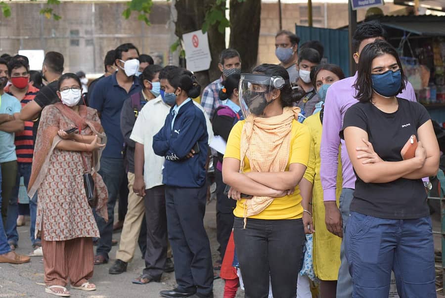 ಕೋವಿಡ್–19 ಲಸಿಕೆ ಹಾಕಿಸಿಕೊಳ್ಳಲು ಬೆಂಗಳೂರಿನ ಕೆ.ಸಿ.ಜನರಲ್ ಆಸ್ಪತ್ರೆಯಲ್ಲಿ ಸಾಲುಗಟ್ಟಿರುವ ಯುವ ಜನತೆ