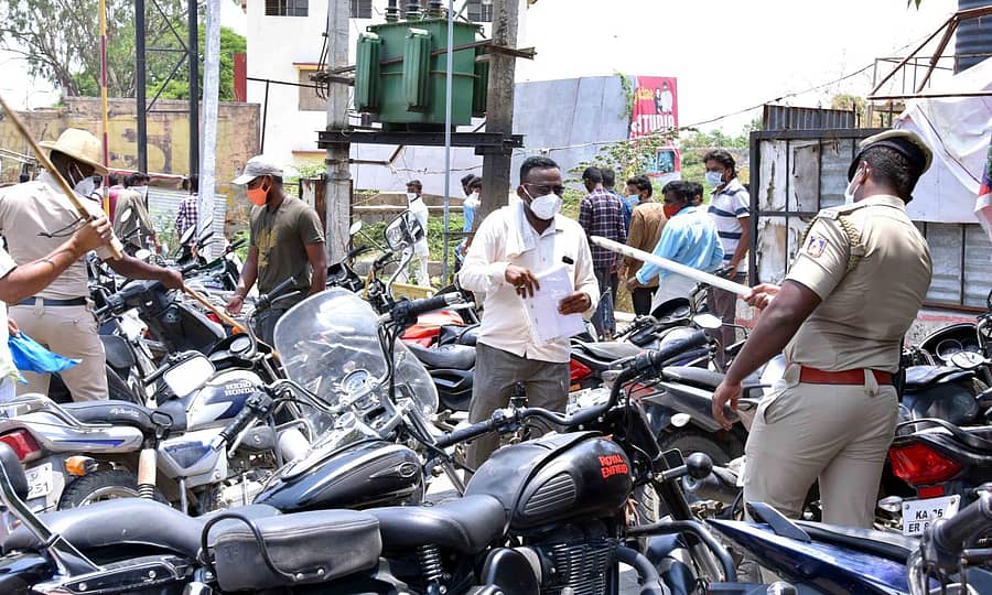 ರಾಯಚೂರಿನಲ್ಲಿ ಅನಗತ್ಯ ಸಂಚರಿಸುವವರ ಬೈಕ್ಗಳನ್ನು ಪೊಲೀಸರು ಸೋಮವಾರ ವಶಕ್ಕೆ ಪಡೆದು ಡಾ.ಬಿ.ಆರ್.ಅಂಬೇಡ್ಕರ್ ವೃತ್ತ ಪಕ್ಕದಲ್ಲಿ ನಿಲುಗಡೆ ಮಾಡಿಸಿದ್ದರು