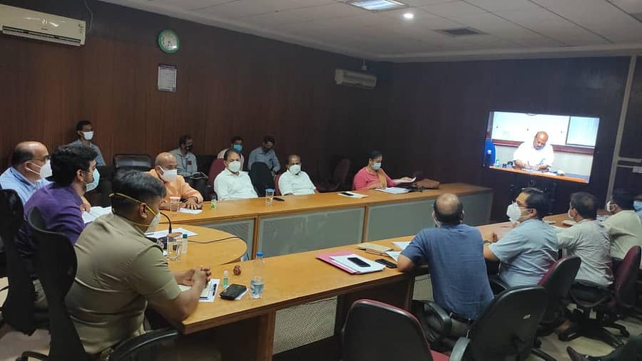 ಜಿಲ್ಲಾ ಉಸ್ತುವಾರಿ ಸಚಿವ ಬಸವರಾಜ ಬೊಮ್ಮಾಯಿ ಸೋಮವಾರ ವೀಡಿಯೋ ಕಾನ್ಫರೆನ್ಸ್ ಮೂಲಕ ಜಿಲ್ಲೆಯಲ್ಲಿನ ಕೋವಿಡ್ ಸ್ಥಿತಿ ಗತಿಯ ಕುರಿತು ಪ್ರಗತಿ ಪರಿಶೀಲನಾ ಸಭೆ ನಡೆಸಿದರು.