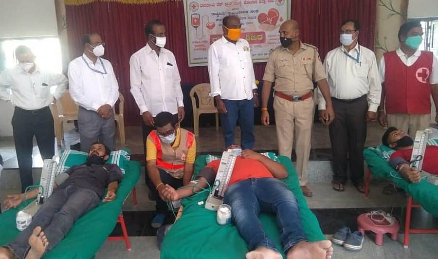 ಭಾರತೀಯ ರೆಡ್ಕ್ರಾಸ್ ಸಂಸ್ಥೆ, ರಾಷ್ಟ್ರೀಯ ಸ್ವಯಂ ಸೇವಕ ಸಂಘ ಮತ್ತು ಕೇಶವ ಕೃಪಾ ಸಂವರ್ಧನಾ ಸಮಿತಿ ಸಹಯೋಗದಲ್ಲಿ ಕೋಲಾರದಲ್ಲಿ ಸೋಮವಾರ ಹಮ್ಮಿಕೊಂಡಿದ್ದ ಶಿಬಿರದಲ್ಲಿ ಯುವಕರು ರಕ್ತದಾನ ಮಾಡಿದರು.