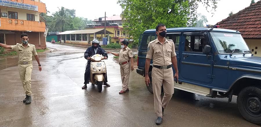 ಸುಬ್ರಮಣ್ಯ ರಸ್ತೆಯಲ್ಲಿ ಹೋಗುತ್ತಿದ್ದ ಎಲ್ಲಾ ವಾಹನಗಳನ್ನು ಪೊಲೀಸರು ವಶಕ್ಕೆ ಪಡೆದರು