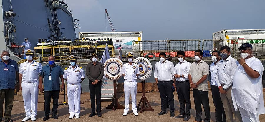 ಎರಡು ಕಂಟೈನರ್‌ಗಳಲ್ಲಿ ವೈದ್ಯಕೀಯ ಆಕ್ಸಿಜನ್, ಟ್ಯಾಂಕ್‌ಗಳು, ಆಕ್ಸಿಜನ್ ಕಾಂಸ್ಟ್ರೇಟರ್‌ ಪೂರೈಕೆ 