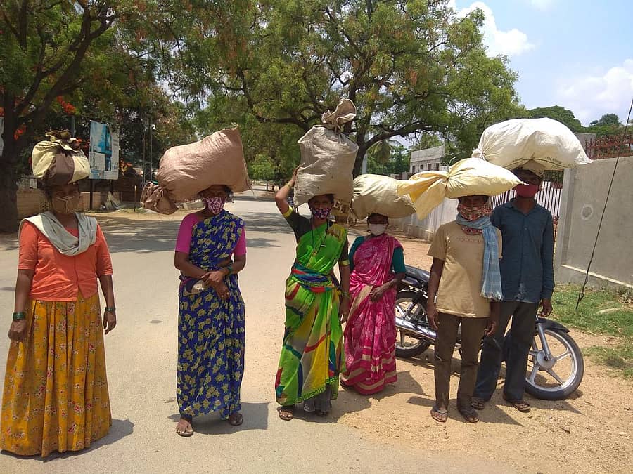 ಚಿತ್ರದುರ್ಗ ತಾಲ್ಲೂಕಿನ ಗೋನೂರು ಹಾಗೂ ಬಚ್ಚಬೋರನಹಟ್ಟಿ ಗ್ರಾಮ ವ್ಯಾಪಾರಸ್ಥರು ಮಾರಾಟವಾಗದೇ ಉಳಿದ ತರಕಾರಿಯನ್ನು ತಲೆ ಮೇಲೆ ಹೊತ್ತು ಸೋಮವಾರ ಊರಿಗೆ ಮರಳಿದರು.