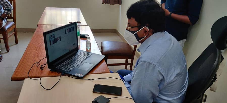 ಶಿರಾದಲ್ಲಿ ಸೋಮವಾರ ಶಾಸಕ ಡಾ.ಸಿ.ಎಂ.ರಾಜೇಶ್ ಗೌಡ ಅವರು ಸಾರ್ವಜನಿಕರು, ಸ್ವಯಂಸೇವಕರು ಹಾಗೂ ಕಾರ್ಯಕರ್ತರ ಜೊತೆ ವರ್ಚುವಲ್ ಸಭೆ ನಡೆಸಿದರು