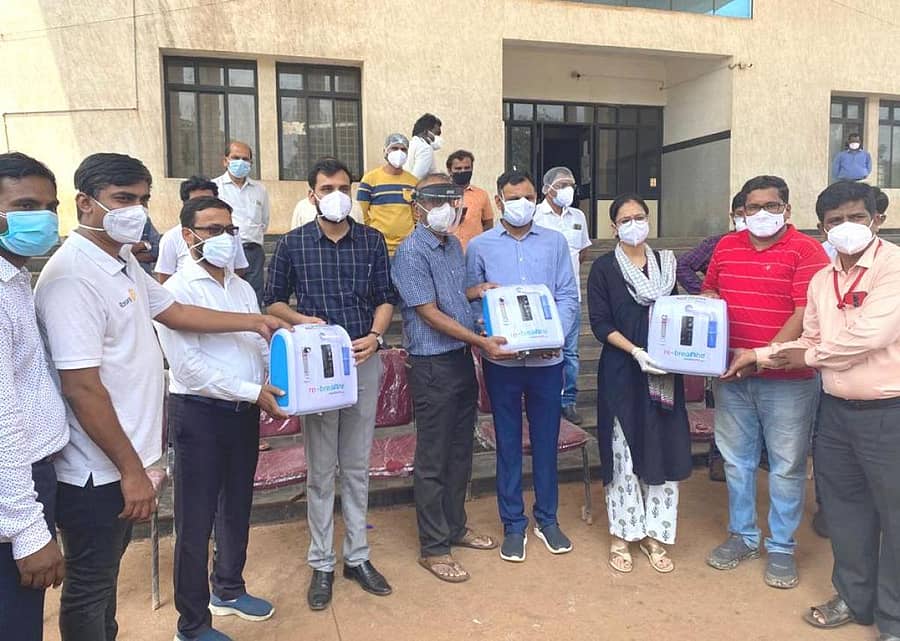 ಬೀದರ್ನಲ್ಲಿ ಸೋಮವಾರ ರೋಟರಿ ಕ್ಲಬ್ ಆಫ್ ಬೀದರ್ ನ್ಯೂ ಸೆಂಚುರಿಯ ಪದಾಧಿಕಾರಿಗಳು ಬ್ರಿಮ್ಸ್ ಆಸ್ಪತ್ರೆಗೆ ದೇಣಿಗೆ ರೂಪದಲ್ಲಿ ನೀಡಿದ ಆಮ್ಲಜನಕ ಸಾಂದ್ರಕ ಯಂತ್ರಗಳನ್ನು ಹೆಚ್ಚುವರಿ ಜಿಲ್ಲಾಧಿಕಾರಿ ರುದ್ರೇಶ ಘಾಳಿ ಅವರಿಗೆ ಹಸ್ತಾಂತರಿಸಿದರು