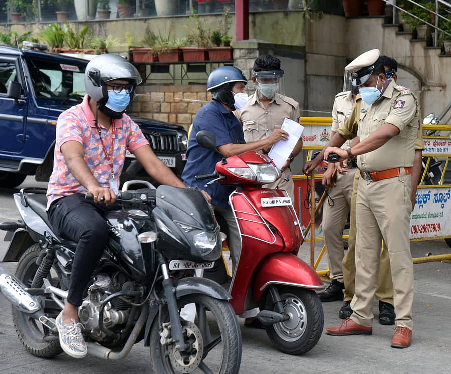 ಸ್ಯಾಟಲೈಟ್ ಬಸ್ ನಿಲ್ದಾಣದ ಬಳಿ ಸೋಮವಾರ ಅನಗತ್ಯವಾಗಿ ಸಂಚರಿಸುತ್ತಿದ್ದ ವಾಹನ ಸವಾರರ ದಾಖಲೆಗಳನ್ನು ಪೊಲೀಸರು ಪರಿಶೀಲಿಸಿದರು ಪ್ರಜಾವಾಣಿ ಚಿತ್ರ: ಅನೂಪ್ ರಾಘ್ ಟಿ.