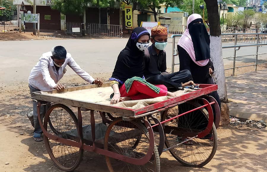 ಬೀದರ್ ಜಿಲ್ಲೆ ಬಸವಕಲ್ಯಾಣದಲ್ಲಿ ವಾಹನ ಸಂಚಾರ ಇಲ್ಲದ ಕಾರಣ, ಅನಾರೋಗ್ಯಪೀಡಿತ ಬಾಲಕಿಯನ್ನು ತಳ್ಳುಗಾಡಿಯಲ್ಲಿ ಆಸ್ಪತ್ರೆಗೆ ಕರೆದೊಯ್ಯಲಾಯಿತು. ಸಹೋದರಿಯನ್ನು ಸಹೋದರ ಹಿಡಿದುಕೊಂಡು ಕುಳಿತರೆ, ತಾಯಿ ಮೆಹಮೂದಾ ಗಾಡಿಯೊಂದಿಗೆ ಸಾಗಿದರು. ಸಂಬಂಧಿಕರೊಬ್ಬರು ಗಾಡಿ ತಳ್ಳಿದರು
