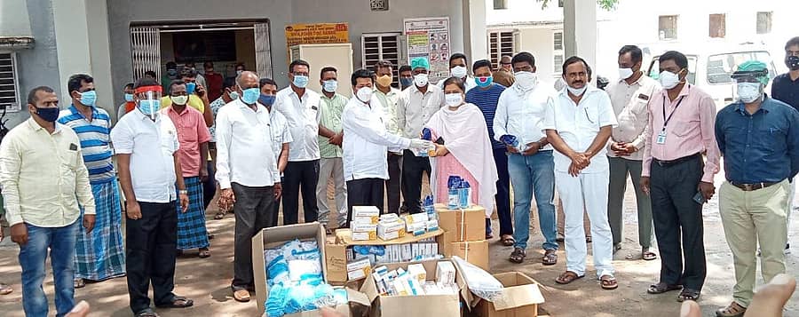 ತುರುವೇಕೆರೆ ಸಾರ್ವಜನಿಕ ಆಸ್ಪತ್ರೆಗೆ ಶಾಸಕ ಮಸಾಲ ಜಯರಾಂ ಕೋವಿಡ್ ಜೀವರಕ್ಷಕ ಔಷಧಿಗಳನ್ನು ವಿತರಿಸಿದರು