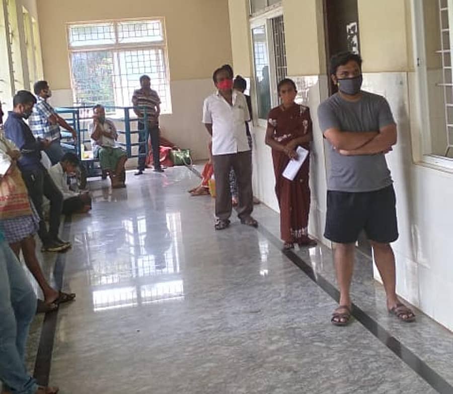 ತಿಪಟೂರು ಸರ್ಕಾರಿ ಸಾರ್ವಜನಿಕ ಆಸ್ಪತ್ರೆಯ ಕೋವಿಡ್ ಕೇರ್ ಸೆಂಟರ್ನಲ್ಲಿ ಔಷಧಿಗಾಗಿ ಕಾಯುತ್ತಿರುವ ಸಾರ್ವಜನಿಕರು