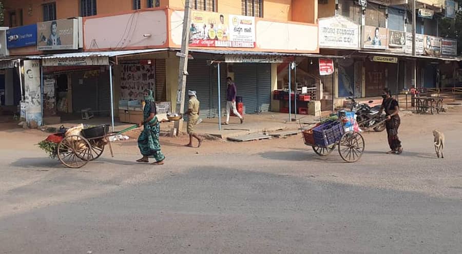 ಕುಷ್ಟಗಿಯಲ್ಲಿ ಮಹಿಳಾ ವ್ಯಾಪಾರಿಗಳು ಸೈಕಲ್‌ ಬಂಡಿಯಲ್ಲಿ ತರಕಾರಿ ತೆಗೆದುಕೊಂಡು ಹೋದರು