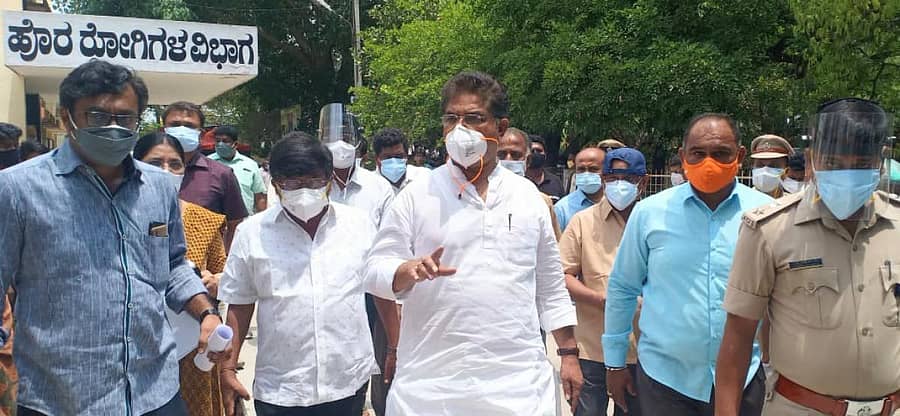 ಸಚಿವ ಆರ್. ಅಶೋಕ ಅವರು ನೆಲಮಂಗಲ ಸಾರ್ವಜನಿಕ ಆಸ್ಪತ್ರೆ ಪರಿಶೀಲಿಸಿದರು. ಶಾಸಕ ಡಾ.ಕೆ.ಶ್ರೀನಿವಾಸಮೂರ್ತಿ ಇದ್ದಾರೆ.