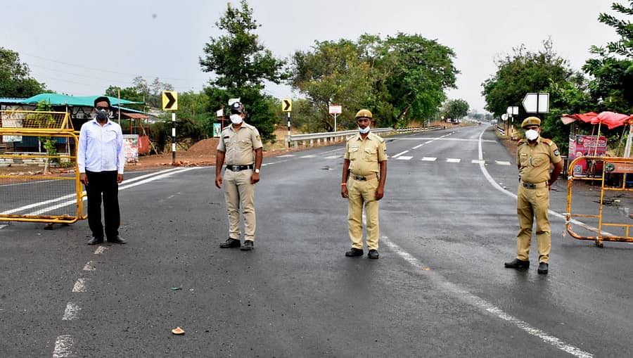 ಚಿಂಚೋಳಿ ತಾಲ್ಲೂಕು ಕೊಳ್ಳೂರು ಕ್ರಾಸ್ನಲ್ಲಿರುವ ಚೆಕ್ಪೋಸ್ಟ್ಗೆ ಸೋಮವಾರ ಭೇಟಿ ನೀಡಿದ ಕ್ಷೇತ್ರ ಶಿಕ್ಷಣಾಧಿಕಾರಿ ನಾಗಶೆಟ್ಟಿ ಭದ್ರಶೆಟ್ಟಿ ಅವರು ಸಿಬ್ಬಂದಿಯಿಂದ ಮಾಹಿತಿ ಪಡೆದರು