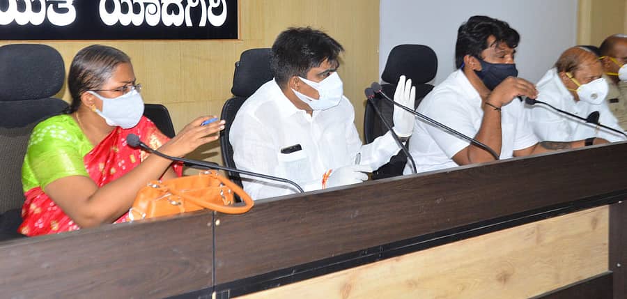 ಯಾದಗಿರಿಯಲ್ಲಿ ಸೋಮವಾರ ಹಮ್ಮಿಕೊಂಡಿದ್ದ ಕೋವಿಡ್ ನಿಯಂತ್ರಣ ಕುರಿತು ಅಧಿಕಾರಿಗಳೊಂದಿಗೆ ಜಿಲ್ಲಾ ಉಸ್ತುವಾರಿ ಸಚಿವ ಆರ್. ಶಂಕರ್ ಮಾತನಾಡಿದರು