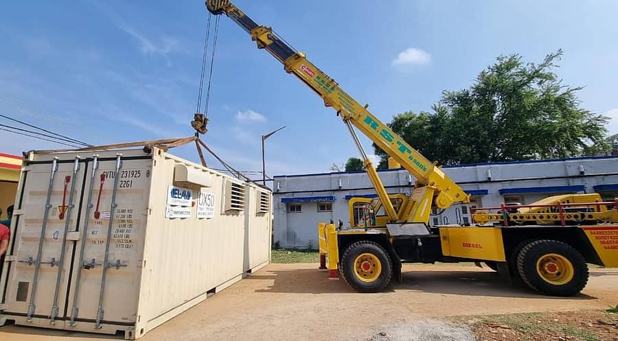 ಇಸ್ರೇಲ್ನಿಂದ ಆಮದಾಗಿರುವ ವೈದ್ಯಕೀಯ ಆಮ್ಲಜನಕ ಉತ್ಪಾದನಾ ಘಟಕವನ್ನು ಕೋಲಾರ ಜಿಲ್ಲೆಯ ಕೆಜಿಎಫ್ ಸಾರ್ವಜನಿಕ ಆಸ್ಪತ್ರೆ ಆವರಣದಲ್ಲಿ ಕ್ರೇನ್ನ ಸಹಾಯದಿಂದ ಕೆಳಗಿಳಿಸಲಾಯಿತು.