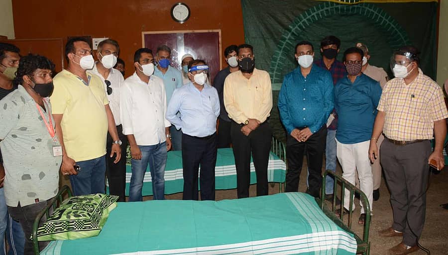 ಹಾಸನದ ಕೆ.ಆರ್.ಪುರಂ ನಲ್ಲಿ ಕೋವಿಡ್ ಕೇರ್ ಸೆಂಟರ್ ಅನ್ನು ಜಿಲ್ಲಾಧಿಕಾರಿ ಆರ್.ಗಿರೀಶ್ ಉದ್ಘಾಟಿಸಿದರು.