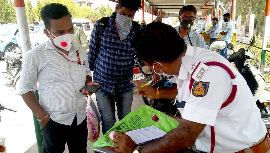 ರಾಯಚೂರಿನಲ್ಲಿ ಅನಗತ್ಯ ಸಂಚರಿಸಿದವರಿಗೆ ಪೊಲೀಸರು ಮಂಗಳವಾರ ದಂಡ ವಿಧಿಸಿದರು