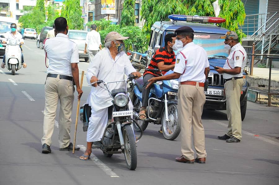 ವಿಜಯಪುರ ನಗರದಲ್ಲಿ ಮಂಗಳವಾರ ಟ್ರಾಫಿಕ್ ಪೊಲೀಸರು ವಾಹನಗಳನ್ನು ತಪಾಸಣೆ ನಡೆಸಿದರು–ಪ್ರಜಾವಾಣಿ ಚಿತ್ರ