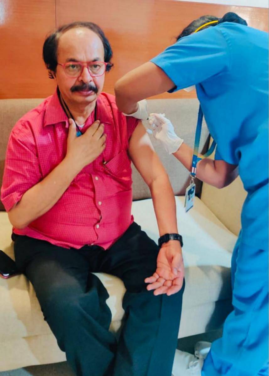 ಕನ್ನಡ ಚಲನಚಿತ್ರ ನಿರ್ದೇಶಕ, ನಿರ್ಮಾಪಕ ನಾಗತಿಹಳ್ಳಿ ಚಂದ್ರಶೇಖರ್ ಅವರು ಕೋವಿಡ್ ಲಸಿಕೆ ಪಡೆದುಕೊಂಡರು.
