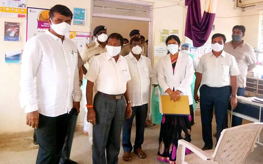 ಮೂಡಿಗೆರೆ ಪಟ್ಟಣದ ಎಂಜಿಎಂ ಆಸ್ಪತ್ರೆಗೆ ಮಂಗಳವಾರ ಜಿಲ್ಲಾ ಉಸ್ತುವಾರಿ ಸಚಿವ ಎಸ್. ಅಂಗಾರ ಭೇಟಿ ನೀಡಿ ಕೋವಿಡ್ ಕೇಂದ್ರದ ಬಗ್ಗೆ ಮಾಹಿತಿ ಪಡೆದರು.