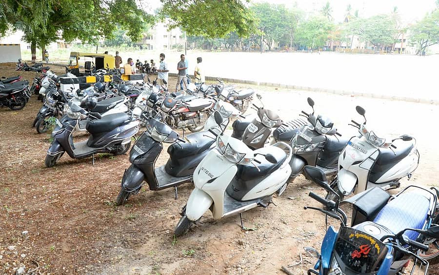 ಲಾಕ್‌ಡೌನ್‌ ಕಾಲದಲ್ಲಿ ಅನಗತ್ಯವಾಗಿ ಸಂಚರಿಸಿದ್ದಕ್ಕಾಗಿ ಪೊಲೀಸರು ವಶಪಡಿಸಿಕೊಂಡಿರುವ ವಾಹನಗಳನ್ನು ಡಿಎಆರ್‌ ಮೈದಾನದಲ್ಲಿ ನಿಲ್ಲಿಸಿರುವುದು–ಪ್ರಜಾವಾಣಿ ಚಿತ್ರ/ ಸತೀಶ ಬಡಿಗೇರ್