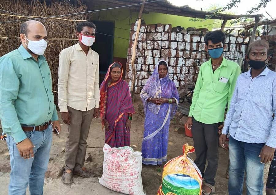 ಔರಾದ್ ತಾಲ್ಲೂಕಿನ ಬೋರ್ಗಿ ಗ್ರಾಮದ ಬಡ ಕುಟುಂಬಗಳಿಗೆ ಶಿಕ್ಷಕ ಮುತ್ತಣ್ಣ ಪರವಾಗಿ ಅಲ್ಲಿಯ ಯುವಕರು ಆಹಾರ ಸಾಮಗ್ರಿ ವಿತರಿಸಿದರು