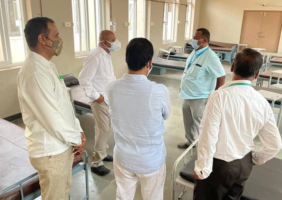 ಕೊಪ್ಪಳದ ಗವಿಮಠದ ವೃದ್ಧಾಶ್ರಮದಲ್ಲಿ ಆರಂಭವಾಗುತ್ತಿರುವ 100 ಹಾಸಿಗೆ ಸಾಮರ್ಥ್ಯದ ಕೋವಿಡ್ ಕೇರ್ ಸೆಂಟರ್ ಅನ್ನು ಸಂಸದ ಸಂಗಣ್ಣ ಕರಡಿ ಮಂಗಳವಾರ ಭೇಟಿ ನೀಡಿ ಪರಿಶೀಲನೆ ನಡೆಸಿದರು