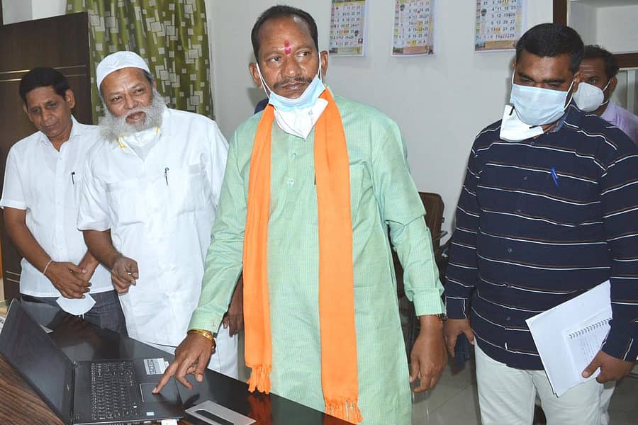 ಬೀದರ್ನ ತಮ್ಮ ಕಚೇರಿಯಲ್ಲಿ ಜಿಲ್ಲಾ ಉಸ್ತುವಾರಿ ಸಚಿವ ಪ್ರಭು ಚವಾಣ್ ಅವರು ‘ಬೀದರ್ ಕೋವಿಡ್ ಹೆಲ್ಪ್ಲೈನ್ ಡಾಟ್ ಕಾಂ’ ಉದ್ಘಾಟಿಸಿದರು. ಡಾ. ಅಬ್ದುಲ್ ಖದೀರ್, ಗುರುನಾಥ ಜ್ಯಾಂತಿಕರ್ ಇದ್ದರು