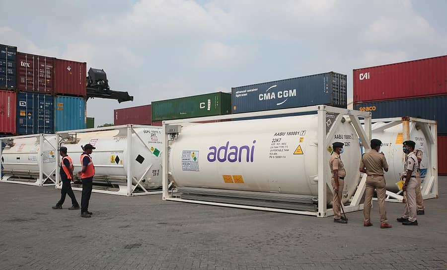 ಜೆಮ್ಶೆಡ್ಪುರದಿಂದ ಆಮ್ಲಜನಕ ತಂದ ಆಕ್ಸಿಜನ್ ಎಕ್ಸ್ಪ್ರೆಸ್ ಮಂಗಳವಾರ ಬೆಂಗಳೂರಿನ ವೈಟ್ಫೀಲ್ಡ್ ರೈಲು ನಿಲ್ದಾಣಕ್ಕೆ ತಲುಪಿದ್ದು, ಆಮ್ಲಜನಕ ಕಂಟೇನರ್ಗಳ ಬಳಿ ಪೊಲೀಸರು ಕಾವಲು ನಿಂತಿದ್ದರು –ಪ್ರಜಾವಾಣಿ ಚಿತ್ರ