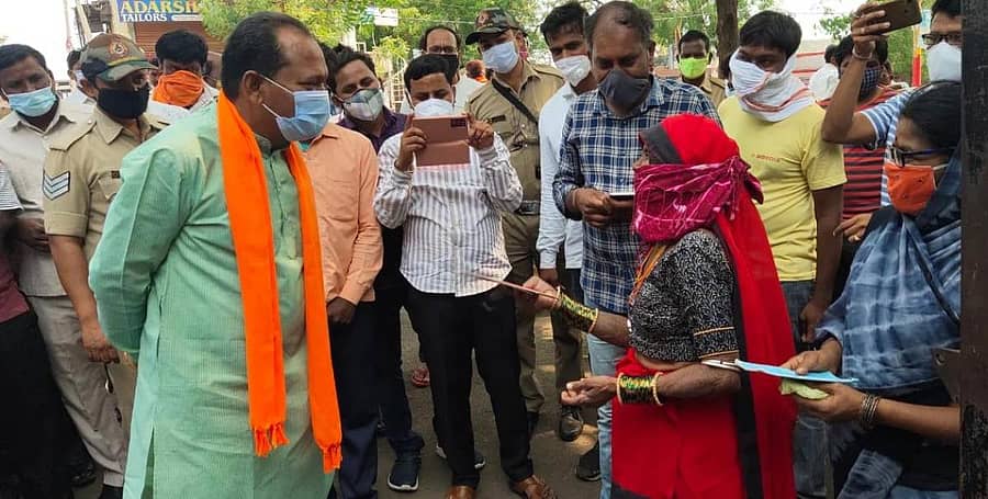 ಜಿಲ್ಲಾ ಉಸ್ತುವಾರಿ ಸಚಿವ ಪ್ರಭು ಚವಾಣ್ ಮಂಗಳವಾರ ಔರಾದ್ ಪಟ್ಟಣಕ್ಕೆ ಭೇಟಿ ನೀಡಿ ಬ್ಯಾಂಕ್ ಎದುರು ನಿಂತ ವೃದ್ಧೆಯ ಗೋಳು ಕೇಳಿದರು