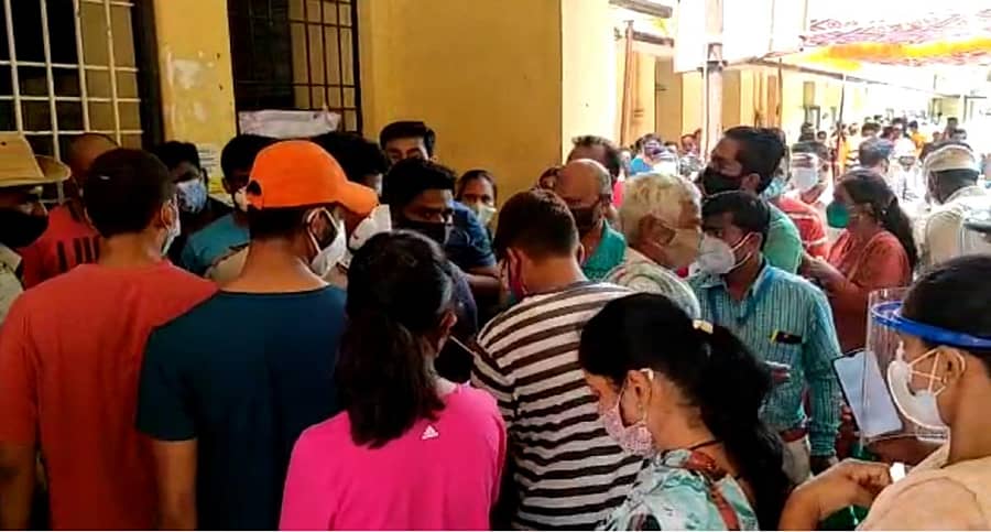 ದಾವಣಗೆರೆಯ ಚಿಗಟೇರಿ ಜಿಲ್ಲಾ ಆಸ್ಪತ್ರೆಯಲ್ಲಿ ಕೋವಿಡ್ ಲಸಿಕೆ ಪಡೆಯಲು ಮುಗಿಬಿದ್ದ ಜನ