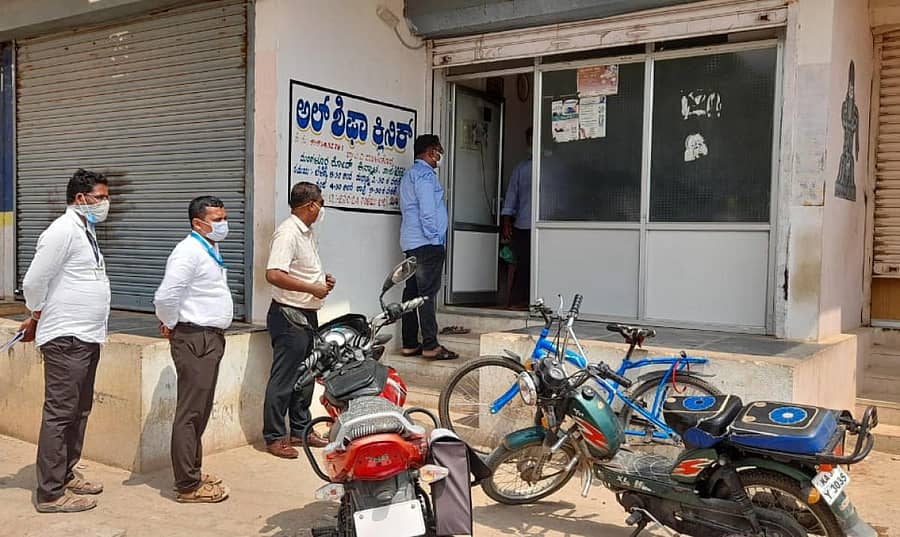 ಕೊಪ್ಪಳ ತಾಲ್ಲೂಕಿನ ಕಿನ್ನಾಳ ಗ್ರಾಮದಲ್ಲಿ ಕೋವಿಡ್- ಕಾರ್ಯಪಡೆ ಅಧಿಕಾರಿಗಳು ಕ್ಲಿನಿಕ್ಗಳ ಮೇಲೆ ದಾಳಿ ನಡೆಸಿದರು