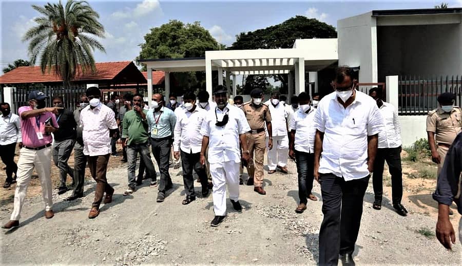 ಕುರುಪೇಟೆಯಲ್ಲಿ ನೂತನವಾಗಿ ನಿರ್ಮಾಣ ಮಾಡಿರುವ ಚಿತಾಗಾರ ಕಾಮಾಗಾರಿಯನ್ನು ಡಿ.ಕೆ.ಶಿವಕುಮಾರ್ ಮತ್ತು ಡಿ.ಕೆ.ಸುರೇಶ್ ವೀಕ್ಷಣೆ ಮಾಡಿದರು