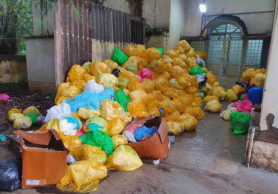 ಚಿಕ್ಕಮಗಳೂರಿನ ಜಿಲ್ಲಾಸ್ಪತ್ರೆಯ ಕೋವಿಡ್ ಆರೋಗ್ಯ ಕೇಂದ್ರದ ದ್ವಾರದ ಬಳಿಯ ಕೋವಿಡ್ ತ್ಯಾಜ್ಯ ಚೀಲಗಳ ರಾಶಿ. –ಪ್ರಜಾವಾಣಿ ಚಿತ್ರ