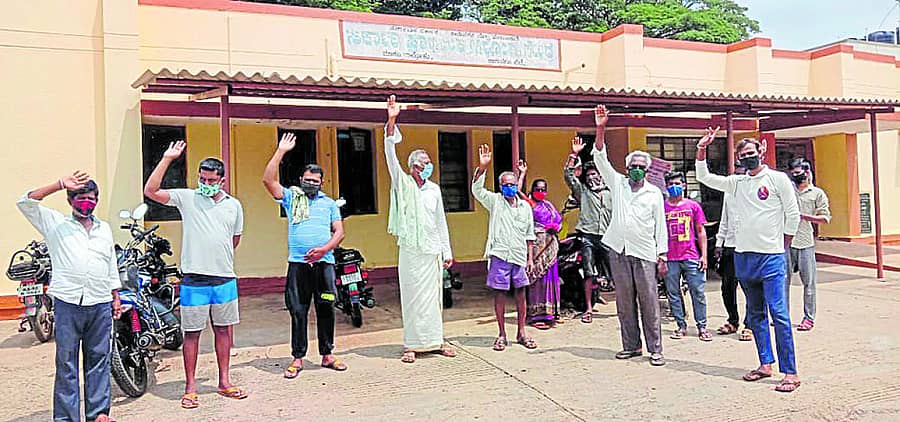 ಮಾಗಡಿ ತಾಲ್ಲೂಕಿನ ತಿಪ್ಪಸಂದ್ರ ಸರ್ಕಾರಿ ಪ್ರಾಥಮಿಕ ಆರೋಗ್ಯ ಕೇಂದ್ರವನ್ನು ಕೋವಿಡ್ ಆಸ್ಪತ್ರೆಯನ್ನಾಗಿ ಪರಿವರ್ತಿಸುವಂತೆ ಹೋರಾಟಗಾರ ಗೊರವನಪಾಳ್ಯ ಹರೀಶ್, ಗೊಲ್ಲರಹಟ್ಟಿ ದಾಸೇಗೌಡ ನೇತೃತ್ವದಲ್ಲಿ ಪ್ರತಿಭಟನೆ ನಡೆಸಲಾಯಿತು