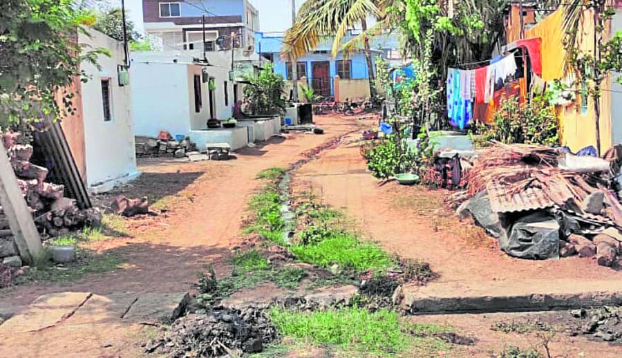 ಮುಳಗುಂದ ವಿದ್ಯಾನಗರದಲ್ಲಿ ಕೊಳಚೆ ನೀರು ಹರಿಯುತ್ತಿರುವುದು