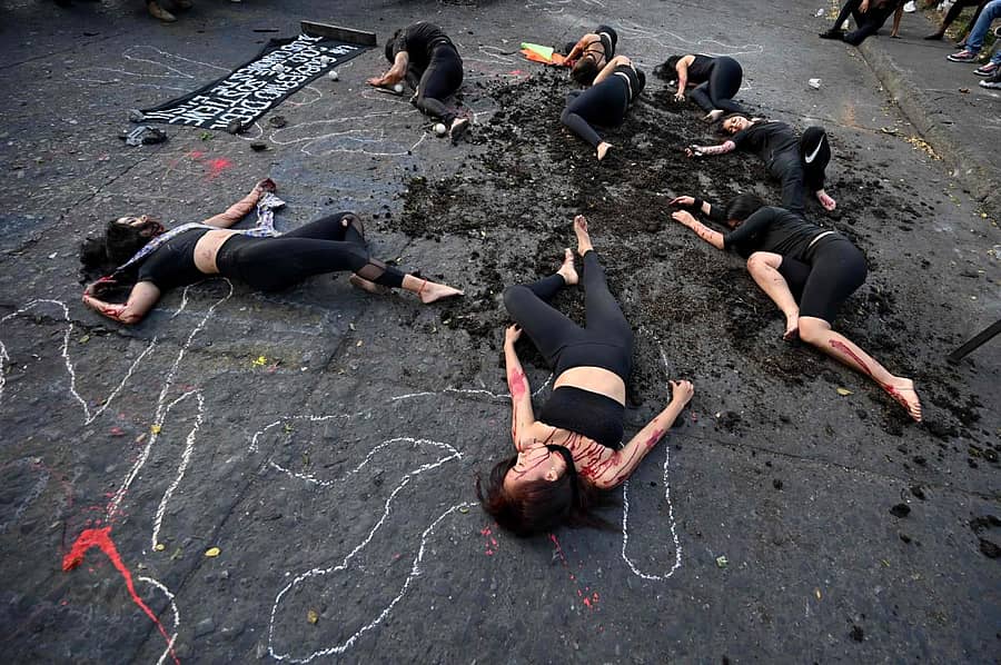 ಕೊಲಂಬಿಯಾದ ಪ್ರತಿಭಟನೆ ವೇಳೆ ಸಾವಿಗೀಡಾದವರ ಬಗ್ಗೆ ಬೀದಿ ನಾಟಕಗಳ ಮೂಲಕ ಆಕ್ರೋಶ ವ್ಯಕ್ತಪಡಿಸಿದ ವಿದ್ಯಾರ್ಥಿಗಳು –ಎಎಫ್ಪಿ ಚಿತ್ರ