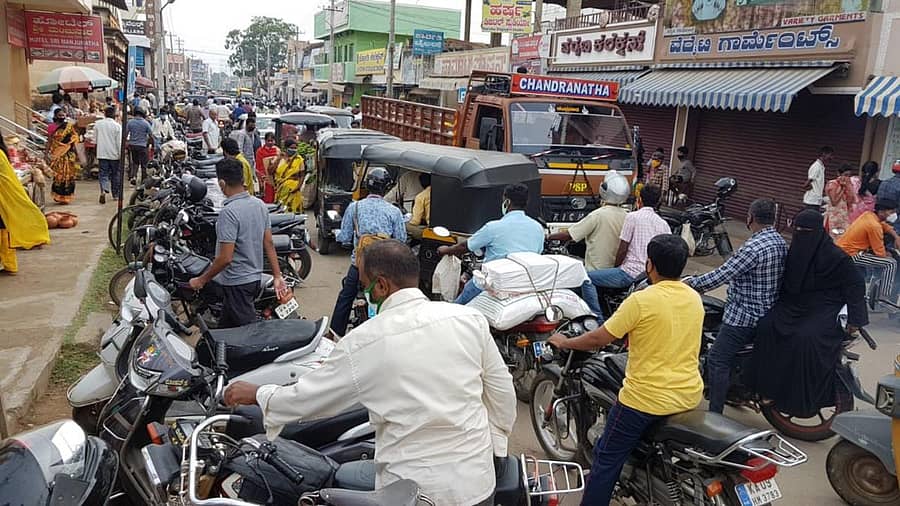 ಚಾಮರಾಜನಗರದಲ್ಲಿ ಬುಧವಾರ ಹೆಚ್ಚಿನ ಸಂಖ್ಯೆಯಲ್ಲಿ ಜನರು ಖರೀದಯಲ್ಲಿ ತೊಡಗಿದ್ದರು