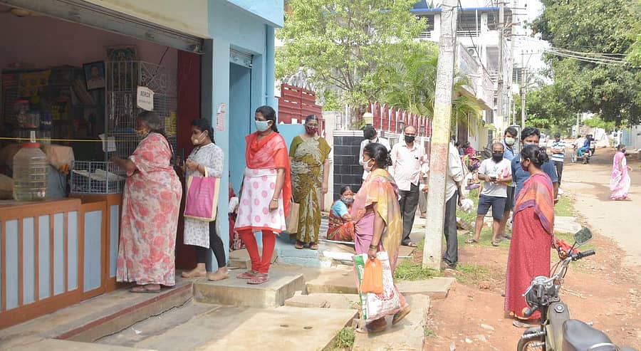 ಶಿವಮೊಗ್ಗ ಹೊಸಮನೆ ಬಡಾವಣೆಯ ನ್ಯಾಯಬೆಲೆ ಅಂಗಡಿ ಮುಂದೆ ಜನರು ಸರದಿಯಲ್ಲಿ ನಿಂತು ಬುಧವಾರ ಪಡಿತರ ಪಡೆದರು.