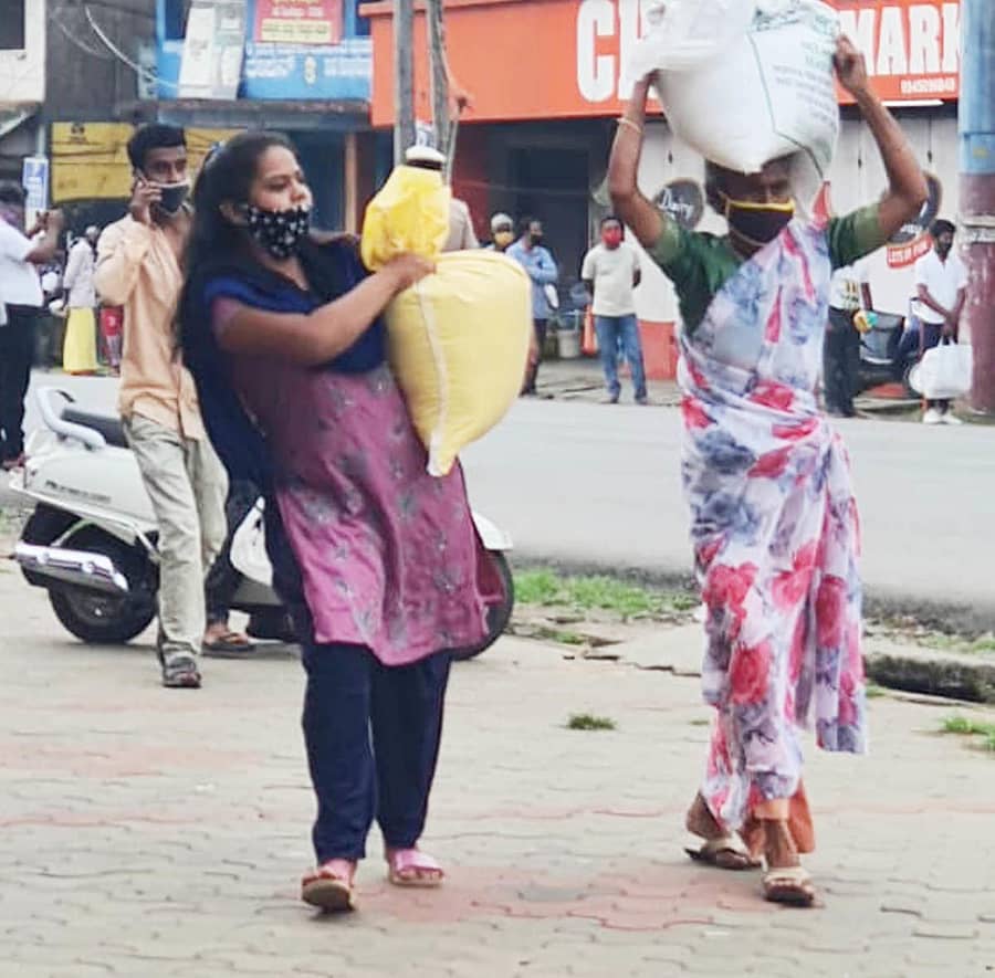 ಗೋಣಿಕೊಪ್ಪಲು ಪಟ್ಟಣದಲ್ಲಿ ಮಹಿಳೆಯರು ಪಡಿತರ ವಸ್ತುಗಳನ್ನು ತಲೆಯ ಮೇಲೆ ಹೊತ್ತು ನಡೆದರು