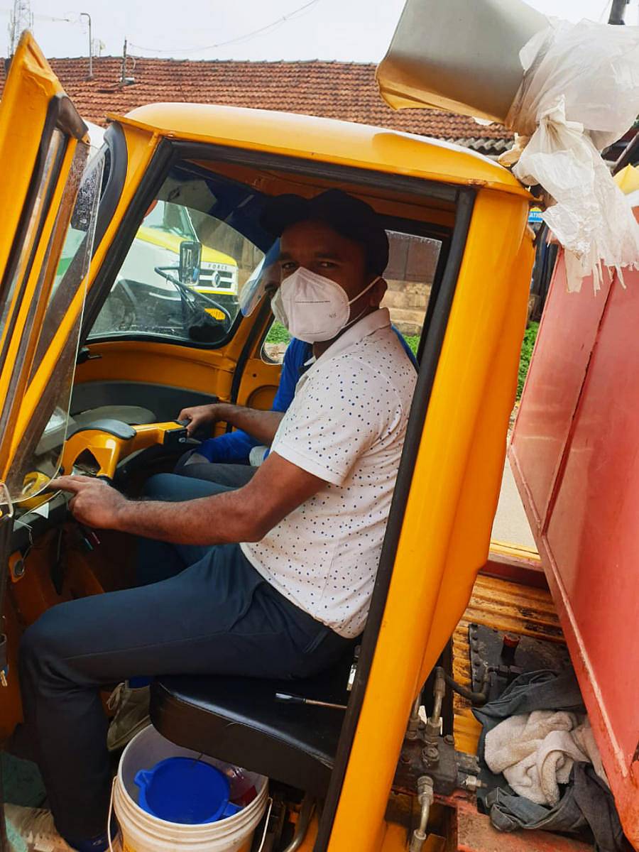 ಸುಂಟಿಕೊಪ್ಪದಲ್ಲಿ ಪಿಡಿಒ ಮತ್ತು ಸದಸ್ಯರು ಕಸ ವಿಲೇವಾರಿಯ ಆಟೋದ ಚಾಲಕರಾಗಿ ಬುಧವಾರ ಕಾರ್ಯ ನಿರ್ವಹಿಸಿದರು