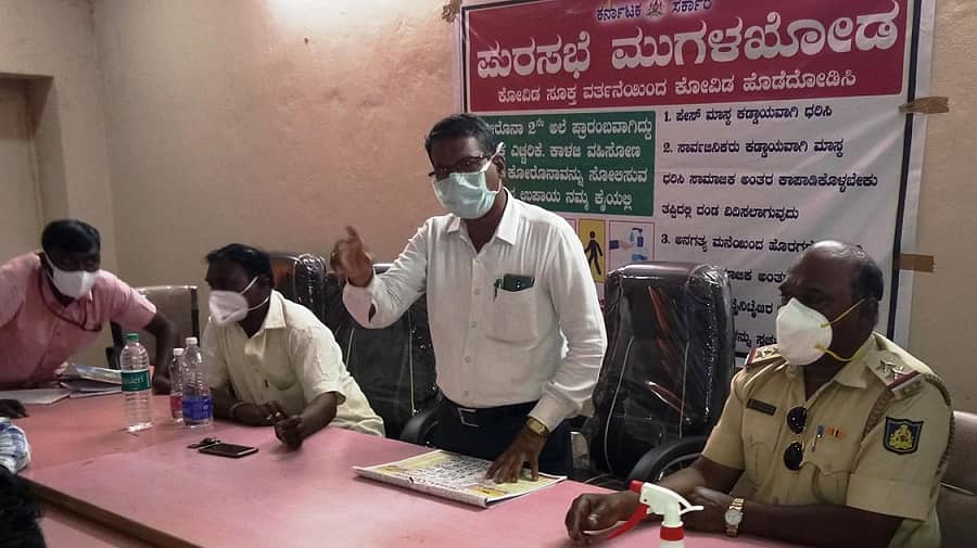 ಮುಗಳಖೋಡದಲ್ಲಿ ನಡೆದ ಕೋವಿಡ್ ಜಾಗೃತಿ ಸಭೆಯಲ್ಲಿ ಪುರಸಭೆ ಮುಖ್ಯಾಧಿಕಾರಿ ಜಿ.ಬಿ. ಡಂಬಳ ಮಾತನಾಡಿದರು