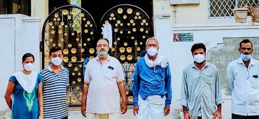 ಕೋವಿಡ್ನಿಂದ ಗುಣಮುಖರಾದ ಎಸ್. ಶೇಖರ (ಎಡದಿಂದ 4ನೇಯವರು) ಅವರನ್ನು ಜೆ. ಅಗಸ್ಟಿನ್ (ಎಡದಿಂದ ಮೂರನೆಯವರು) ಕಲಬುರ್ಗಿಯ ತಮ್ಮ ಮನೆಯಿಂದ ಬೀಳ್ಕೊಟ್ಟರು