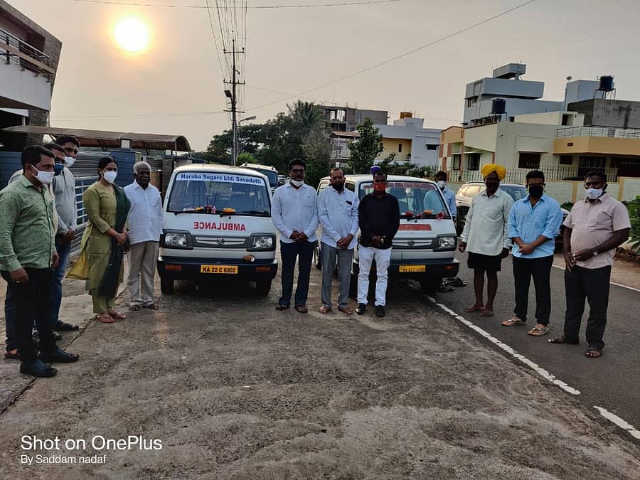 ಬೆಳಗಾವಿಯಲ್ಲಿ ಶಾಸಕಿ ಲಕ್ಷ್ಮಿ ಹೆಬ್ಬಾಳಕರ ಎರಡು ಆಂಬುಲೆನ್ಸ್ಗಳನ್ನು ಸಾರ್ವಜನಿಕ ಸೇವೆಗೆ ಬುಧವಾರ ಸಮರ್ಪಿಸಿದರು