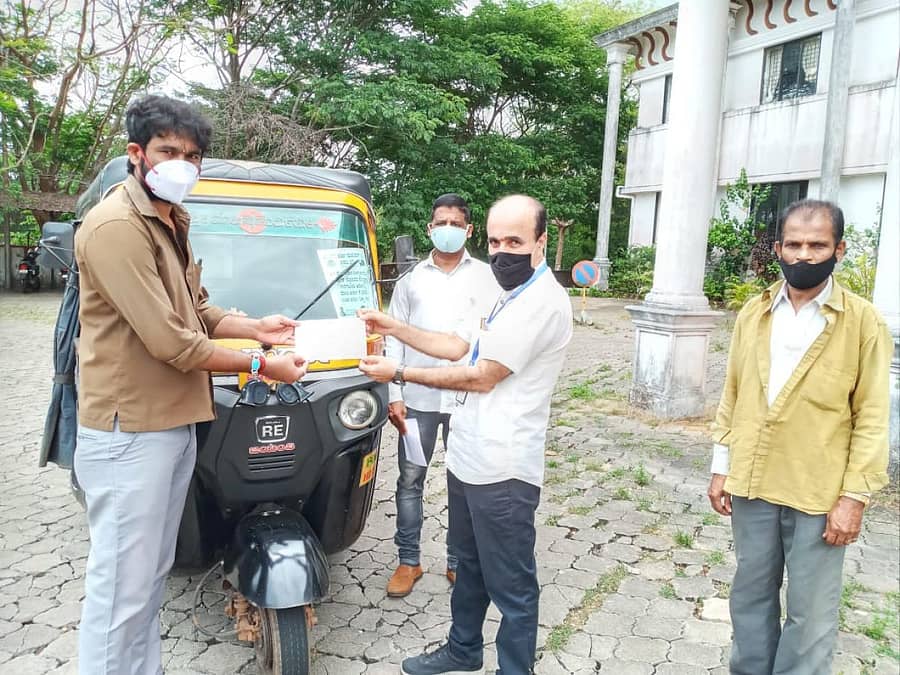 ಲಾಕ್ಡೌನ್ ಅವಧಿಯಲ್ಲಿ ವೈದ್ಯಕೀಯ ತುರ್ತುಗಳಿಗೆ ಉಚಿತ ಆಟೋ ಸೇವೆ ನೀಡಲು ಮುಂದಾಗಿರುವ ಉಡುಪಿಯ ಆಶ್ರಯದಾತ ಆಟೋ ಯೂನಿಯನ್ ಚಾಲಕರಿಗೆ ಬುಧವಾರ ಸಾರಿಗೆ ಪ್ರಾಧಿಕಾರದ ಅಧಿಕಾರಿ ಜೆ.ಪಿ.ಗಂಗಾಧರ್ ಗುರುತಿನ ಪತ್ರಗಳನ್ನು ವಿತರಿಸಿದರು.